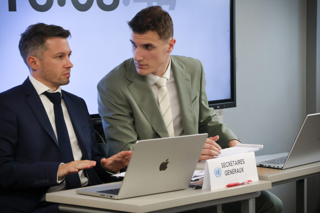 De l’écran à la table des négociations : les étudiants en formation à distance en simulation ONU