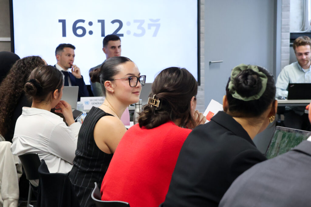 De l’écran à la table des négociations : les étudiants en formation à distance en simulation ONU