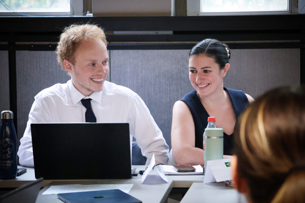 De l’écran à la table des négociations : les étudiants en formation à distance en simulation ONU